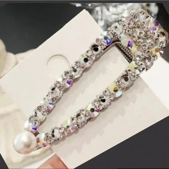 Super Elegant Pearl Hairclip to Enhance your Casual or Night Our Hair look - Picture 2 of 4